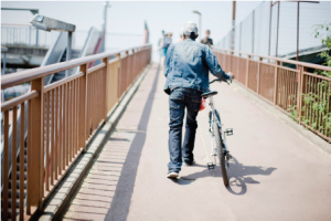 image client à pied avec son vélo