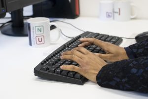 Mains sur un clavier