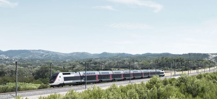 TGV en ligne dans paysage