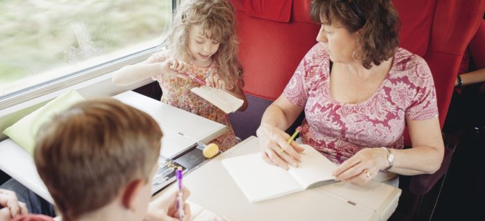 Une maman et ses enfants dans un train