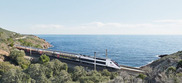 Vue générale d'un TGV INOUI dans paysage