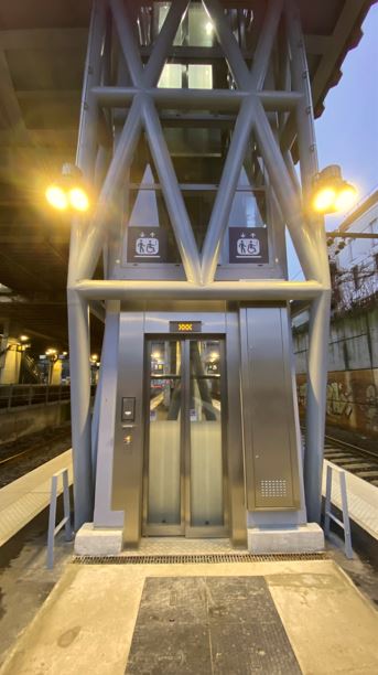 Un des trois nouveaux ascenseurs quai <> passerelle en gare de Viroflay-Rive Gauche