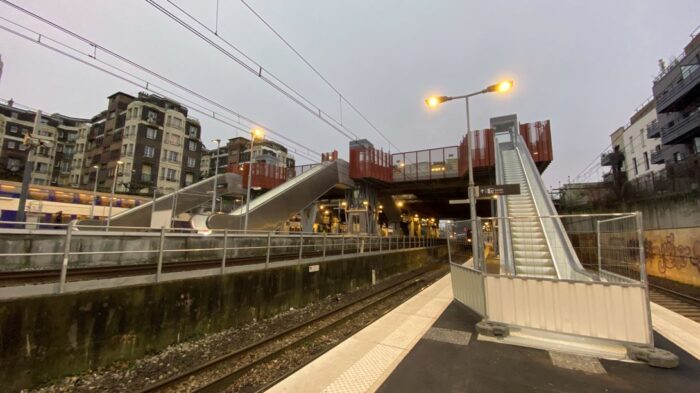 La passerelle élargie, ses 3 escaliers mécaniques et ses 3 ascenseurs, en gare de Viroflay-Rive Gauche
