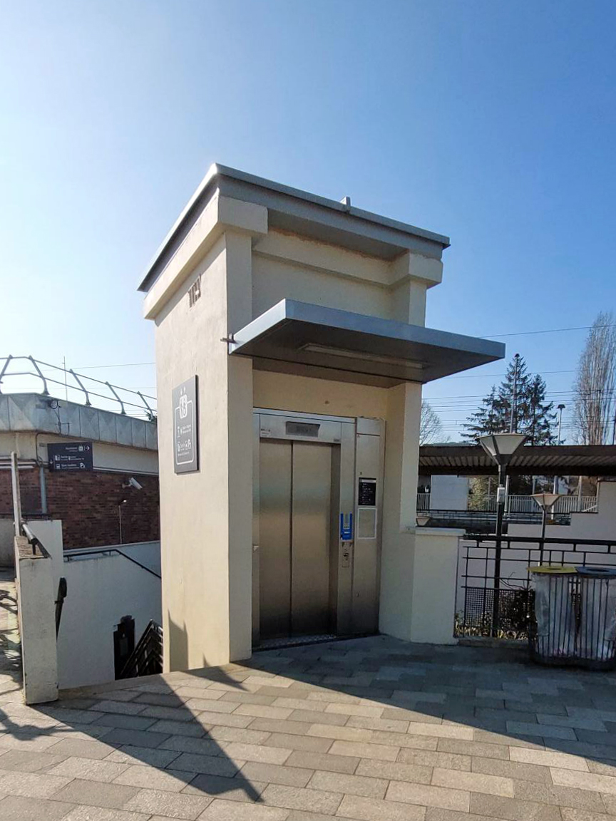 Parvis de la gare de Villepreux – Les Clayes – Vue sur un des ascenseurs menant au passage souterrain