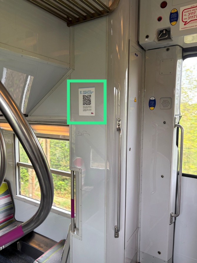 Ligne U - QR Code situé près des portes de la rame