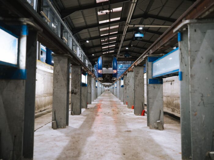 Train dans le garage du Technicentre Trappes-Montrouge vu du dessous