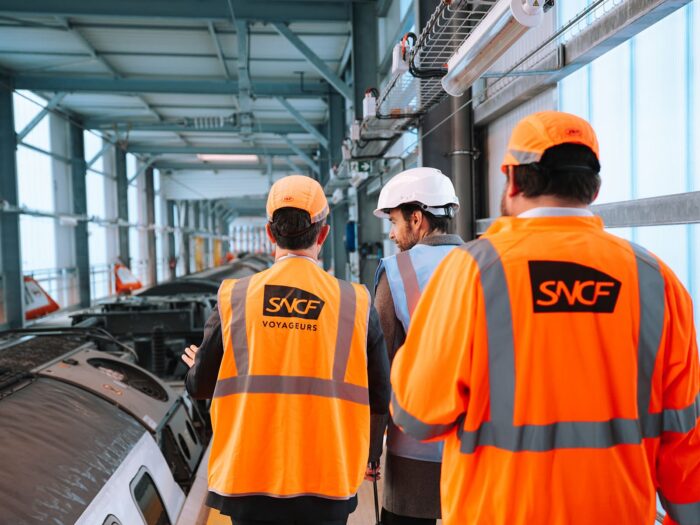 Technicentre Trappes-Montrouge avec représentant d'IDFM, Christophe Fanichet et un agent SNCF vu de dos