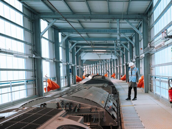 Train Ile-de-France Mobilités vue de de haut dans le technicentre Trappes-Montrouge avec représentant d'IDFM