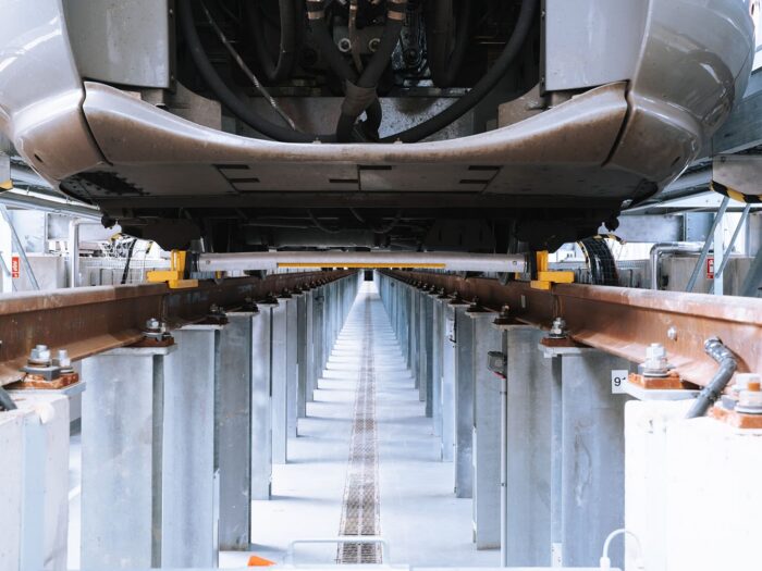Train Ile-de-France Mobilités vue de côté dans le technicentre Trappes-Montrouge
