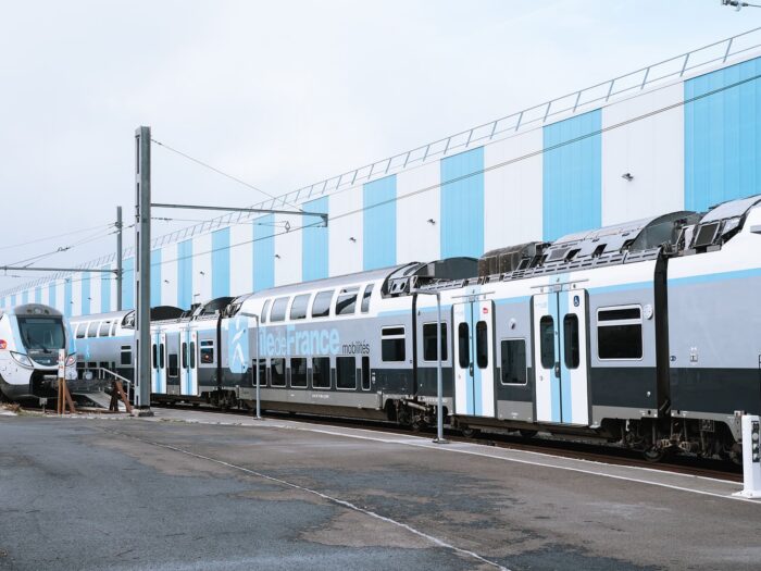 Train Ile-de-France Mobilités vue de côté dans le technicentre Trappes-Montrouge