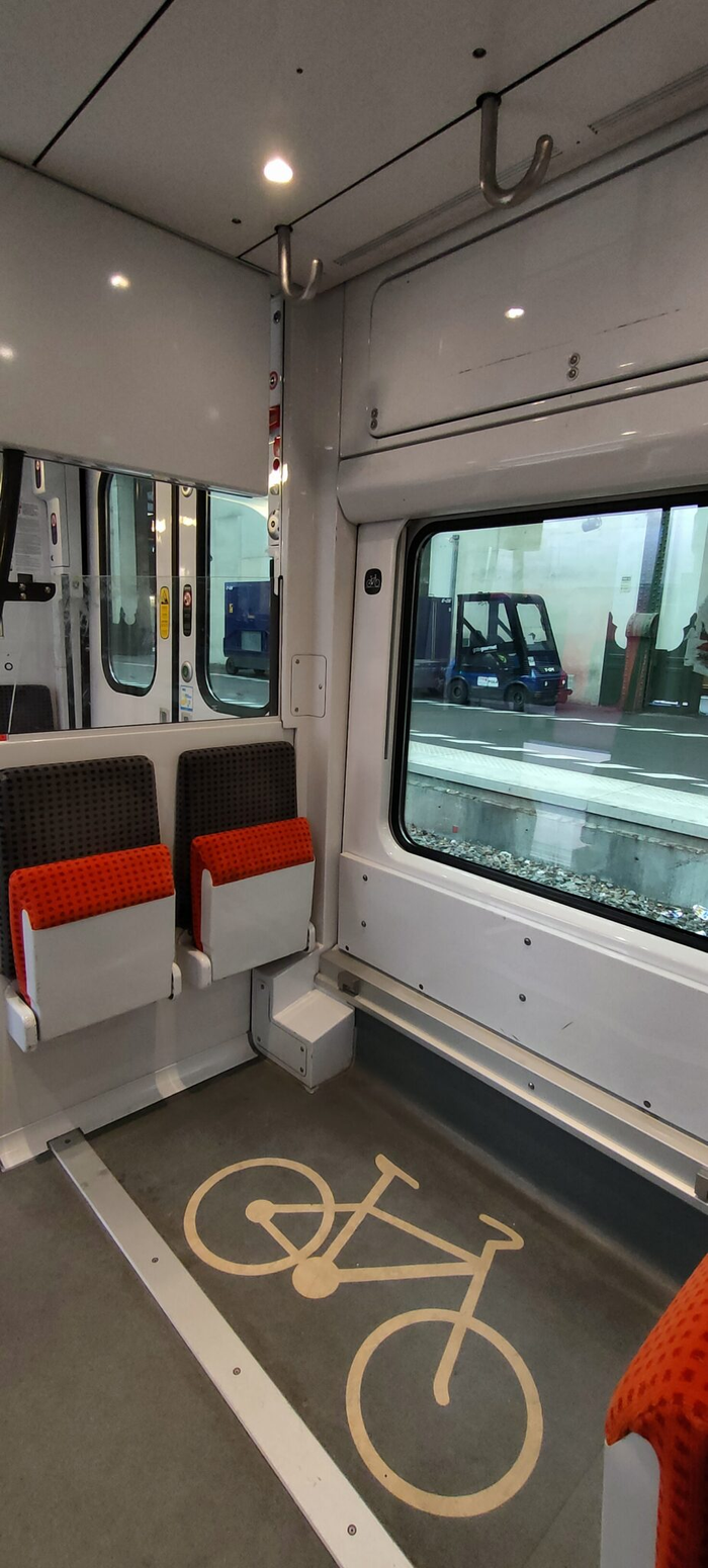 Accès à un emplacement vélo, à bord d’un train de la Ligne N